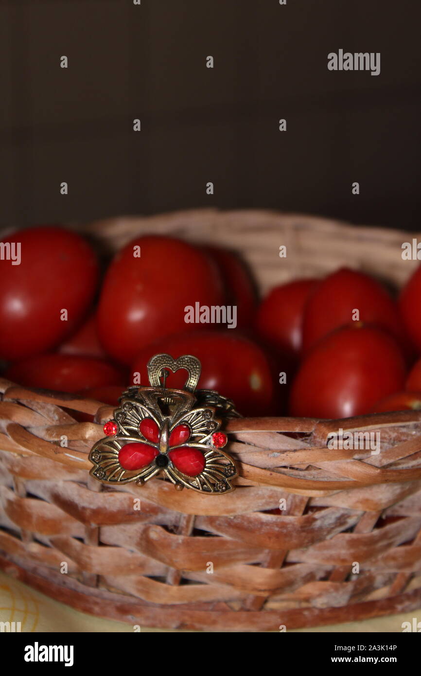 Tomates vermelhos na cesta Stock Photo