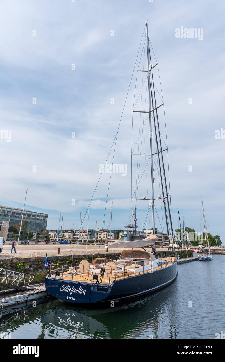 Mega boat hi-res stock photography and images - Alamy