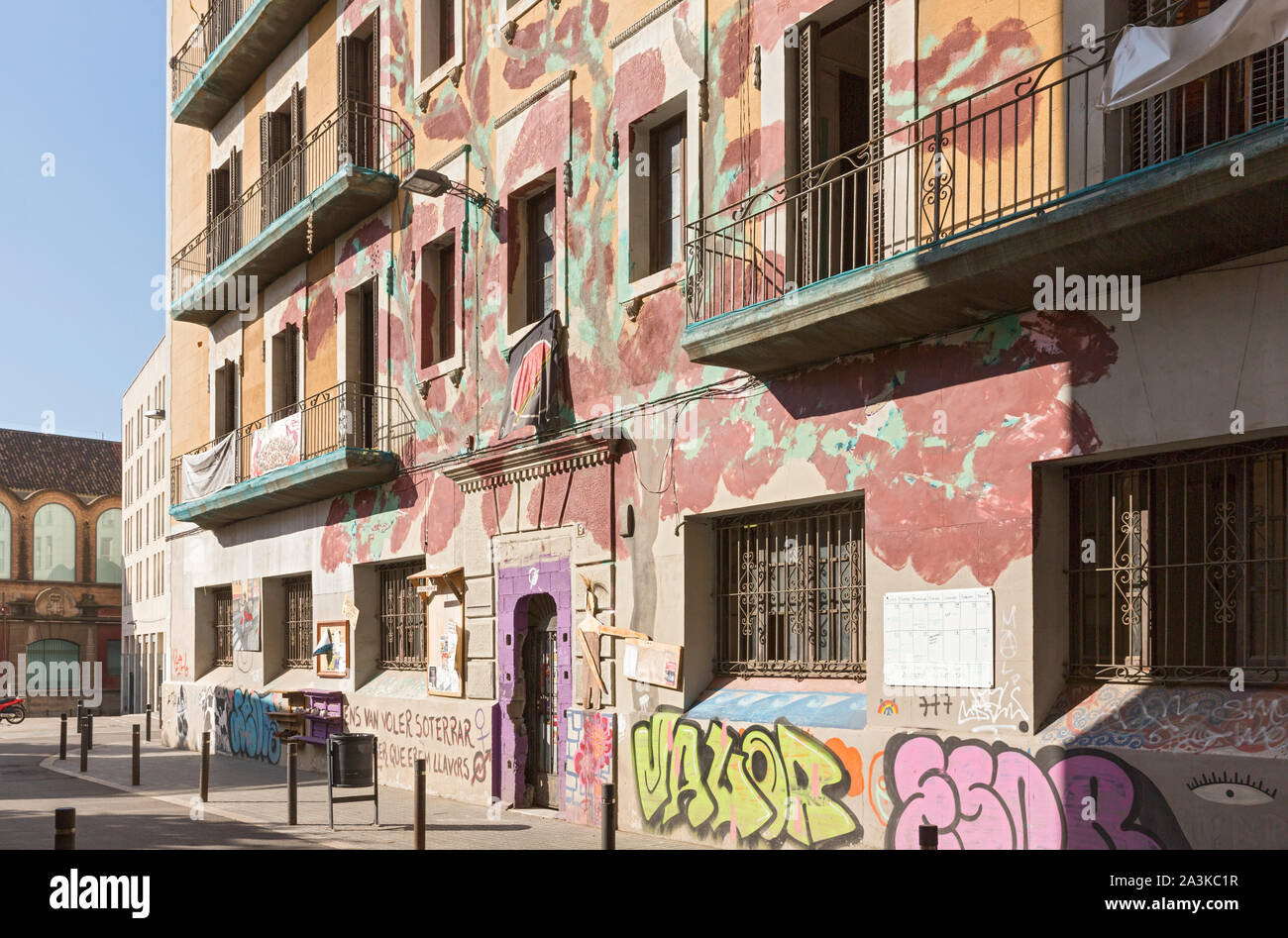 Barcelona, Carrer Torres i Amat, Fassade, Wohnhaus, Graffiti Stock Photo