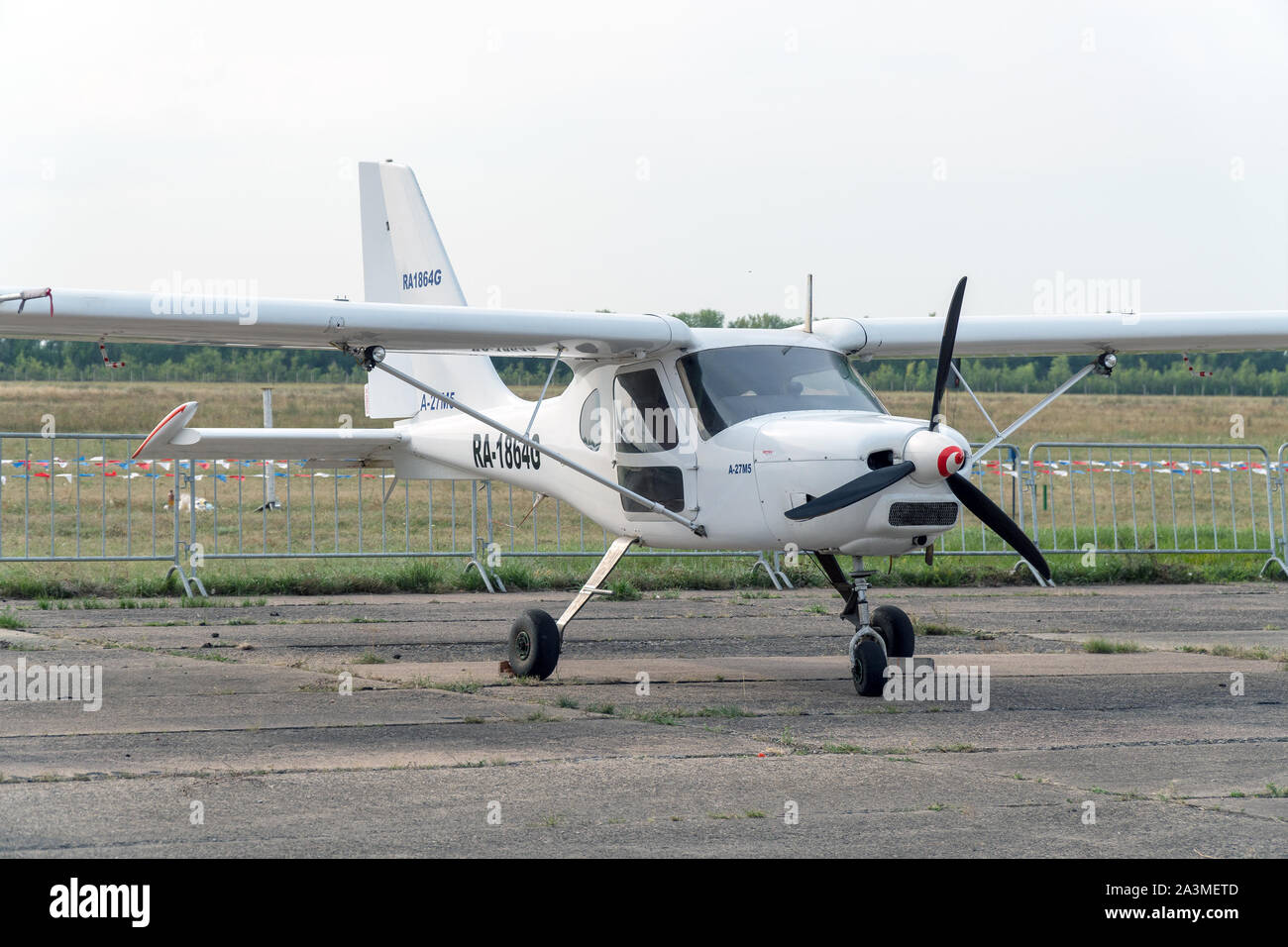 Parked light aircraft at airfield hi-res stock photography and images ...