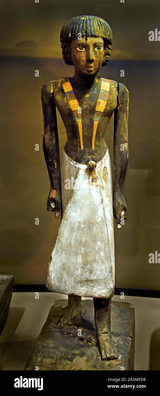 Statuette of a man around 2400 - 2200 BC (late Old Kingdom) ficus, Egypt, Egyptian Stock Photo