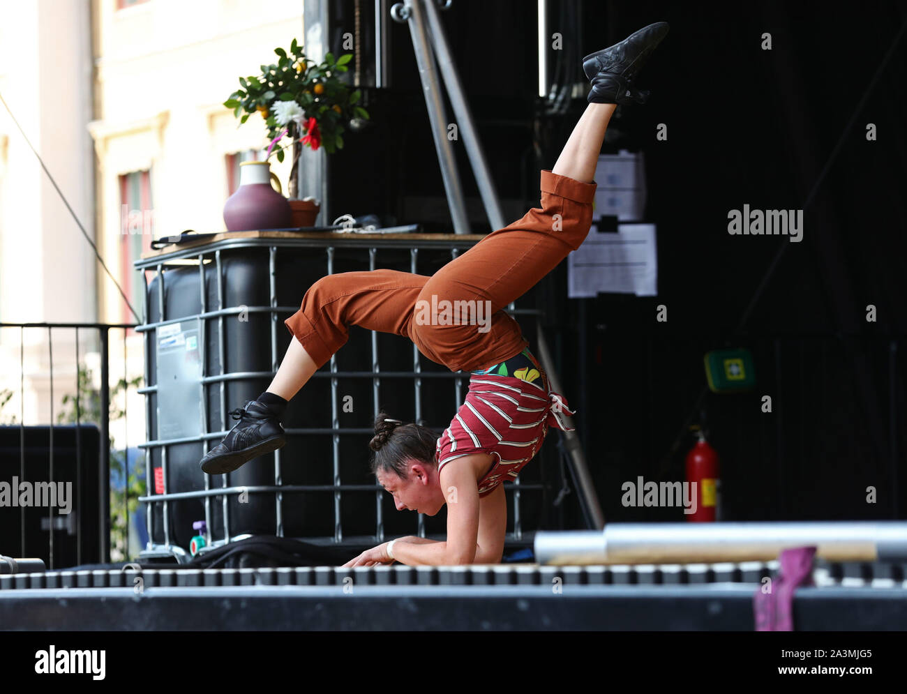 LINKÖPING 20190815Världspremiär på Cirkus Cirkörs föreställning, 'Bloom', under nycirkusfestivalen 'I DARE YOU – Linköping Contemporary Circus Festival' på torsdagen/ World premiere at Cirkus Cirkör's performance, 'Bloom', during the new circus festival 'I DARE YOU - Linköping Contemporary Circus Festival' on Thursday. Foto Jeppe Gustafsson Stock Photo