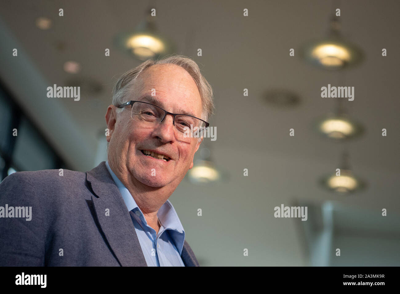 Ulm, Germany. 09th Oct, 2019. Chemist Stanley Whittingham attends an international battery congress and is delighted to receive the Nobel Prize. Whittingham was awarded the Nobel Prize in Chemistry 2019. This year's Nobel Prize in Chemistry goes to the Jena-born American Goodenough, Stanley Whittingham (born in Great Britain) and the Japanese Yoshino for the development of lithium-ion batteries. This was announced by the Royal Swedish Academy of Sciences on 09.10.2019 in Stockholm. Credit: dpa picture alliance/Alamy Live News Stock Photo