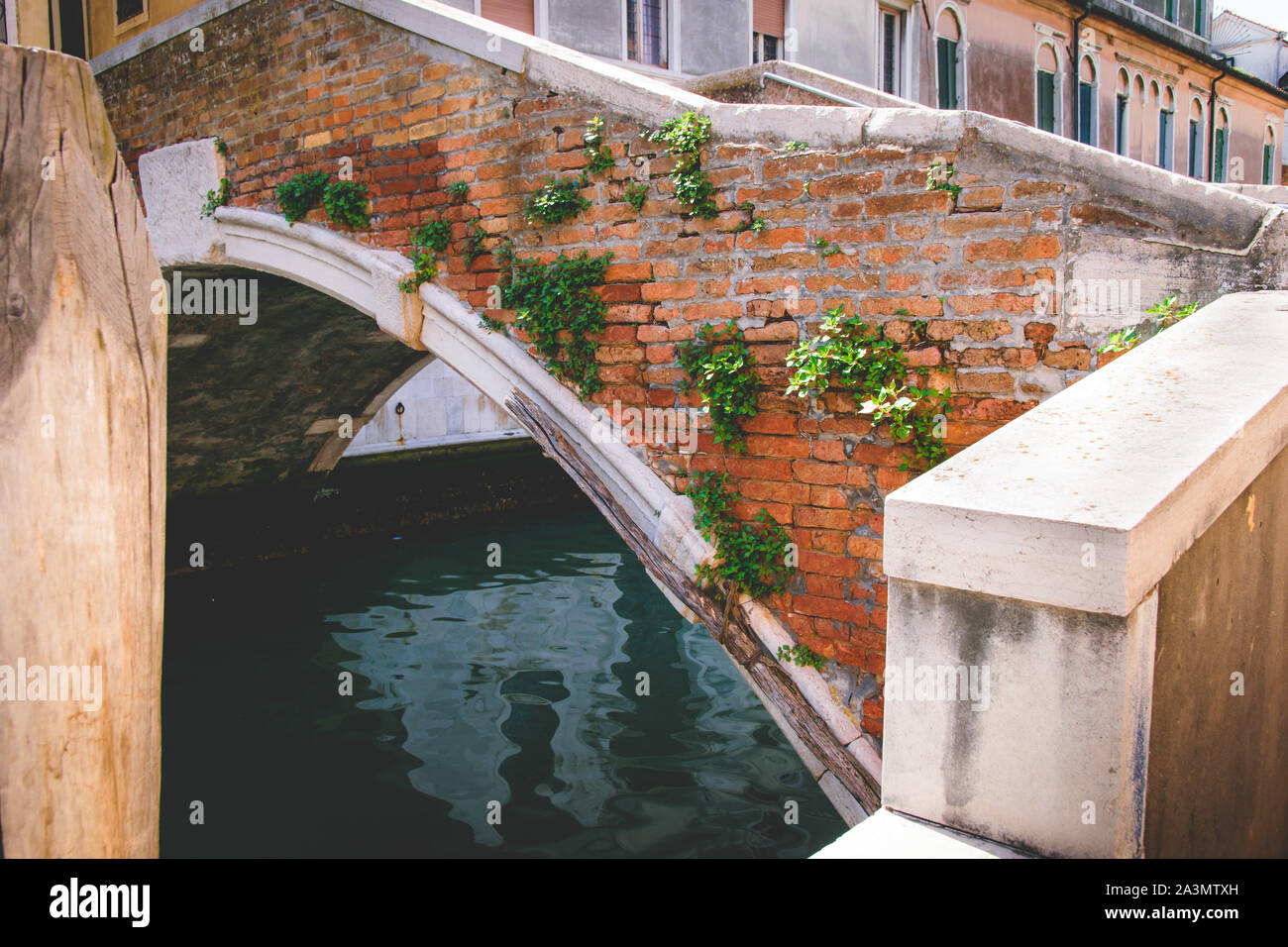viele kleine Brücken als schnelle überquerung der vielen Kanäle in Venedig Stock Photo