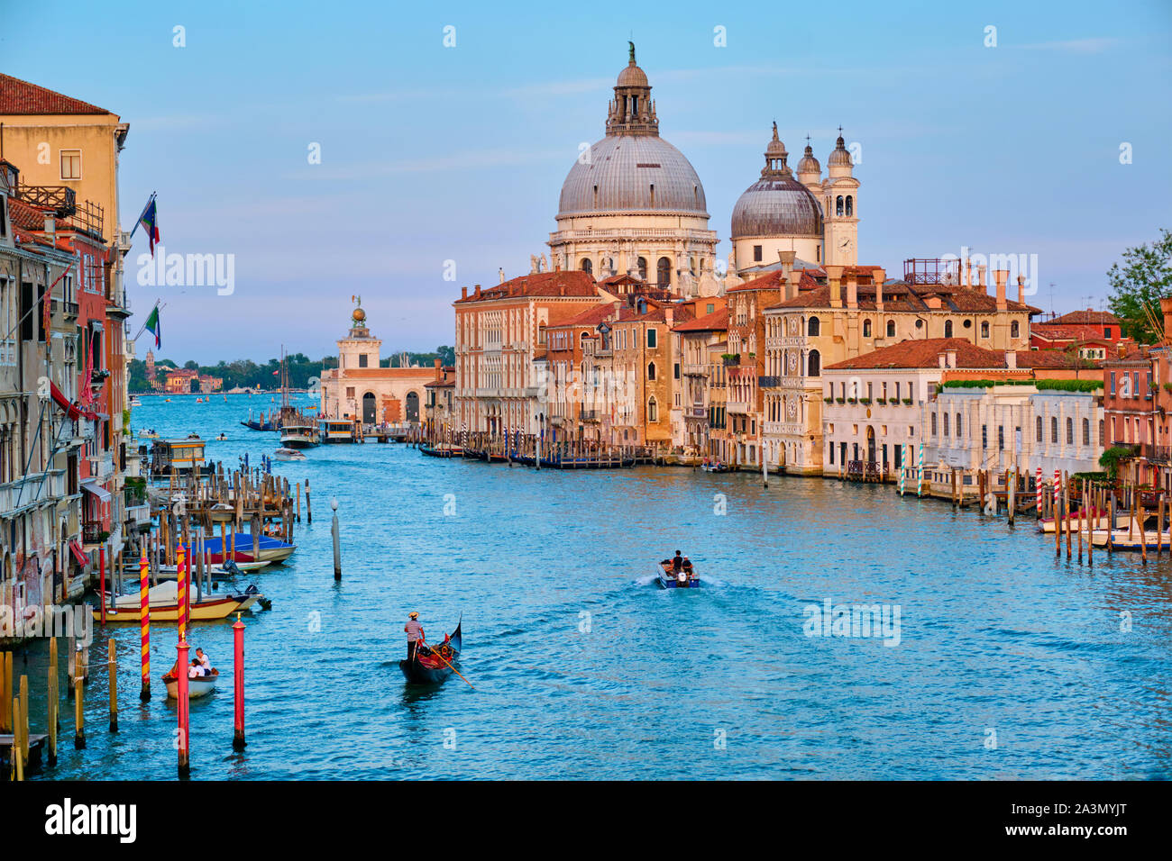 Sunset gondola boats grand canal hi-res stock photography and images ...