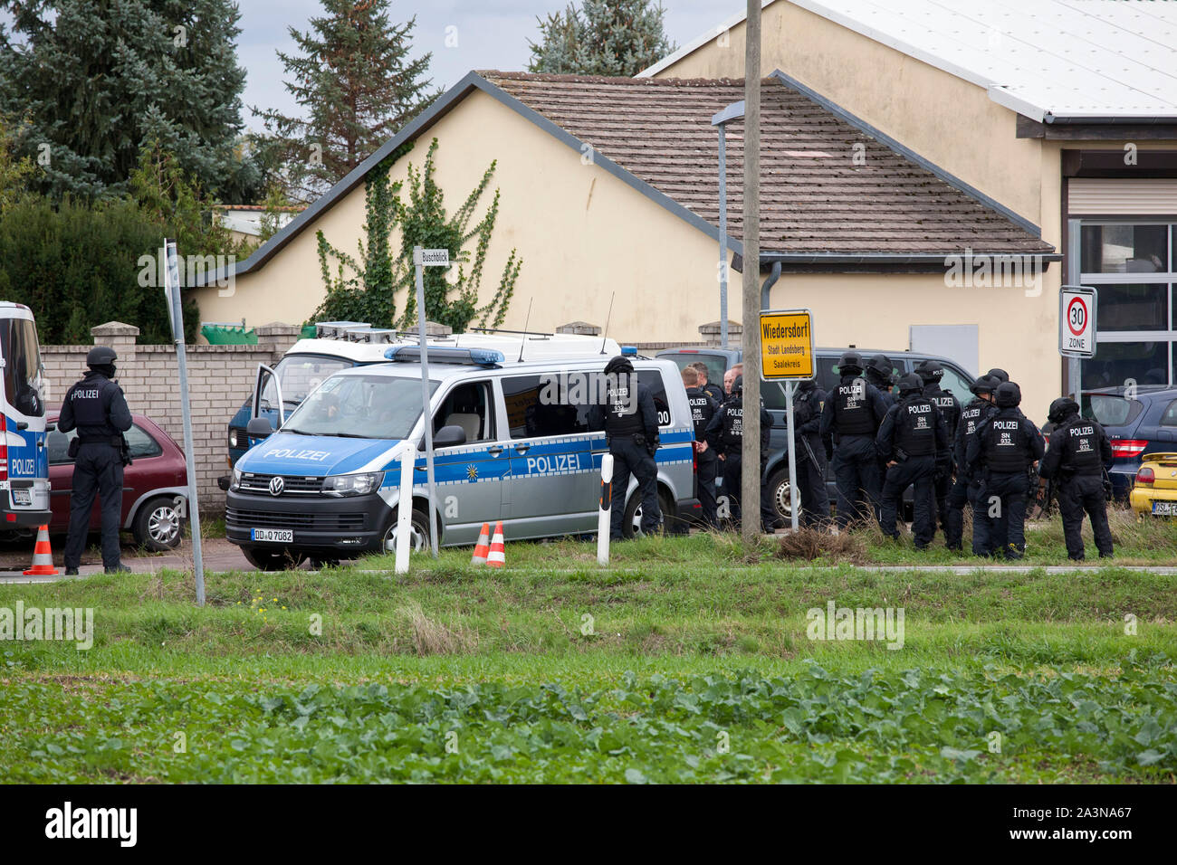 Landsberg, Germany. 09th Oct, 2019. Policemen secure the surroundings near Wiedersdorf/Landsberg. Besides the shots in Halle, there were also shots in Landsberg (Saalekreis) about 15 kilometres away. This was confirmed by a spokeswoman for the dpa police department in Halle. Credit: Johannes Stein/dpa-Zentralbild/dpa/Alamy Live News Stock Photo