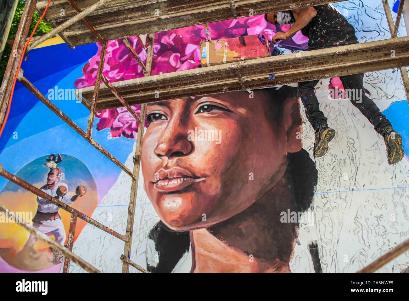 Nick, pintor y muralista que participa en las festividades del dia Jaguar de la reserva Monte Mojino en Alamos Sonora.  3oct2019.   (© Photo: LuisGutierrez / NortePhoto.com) Stock Photo