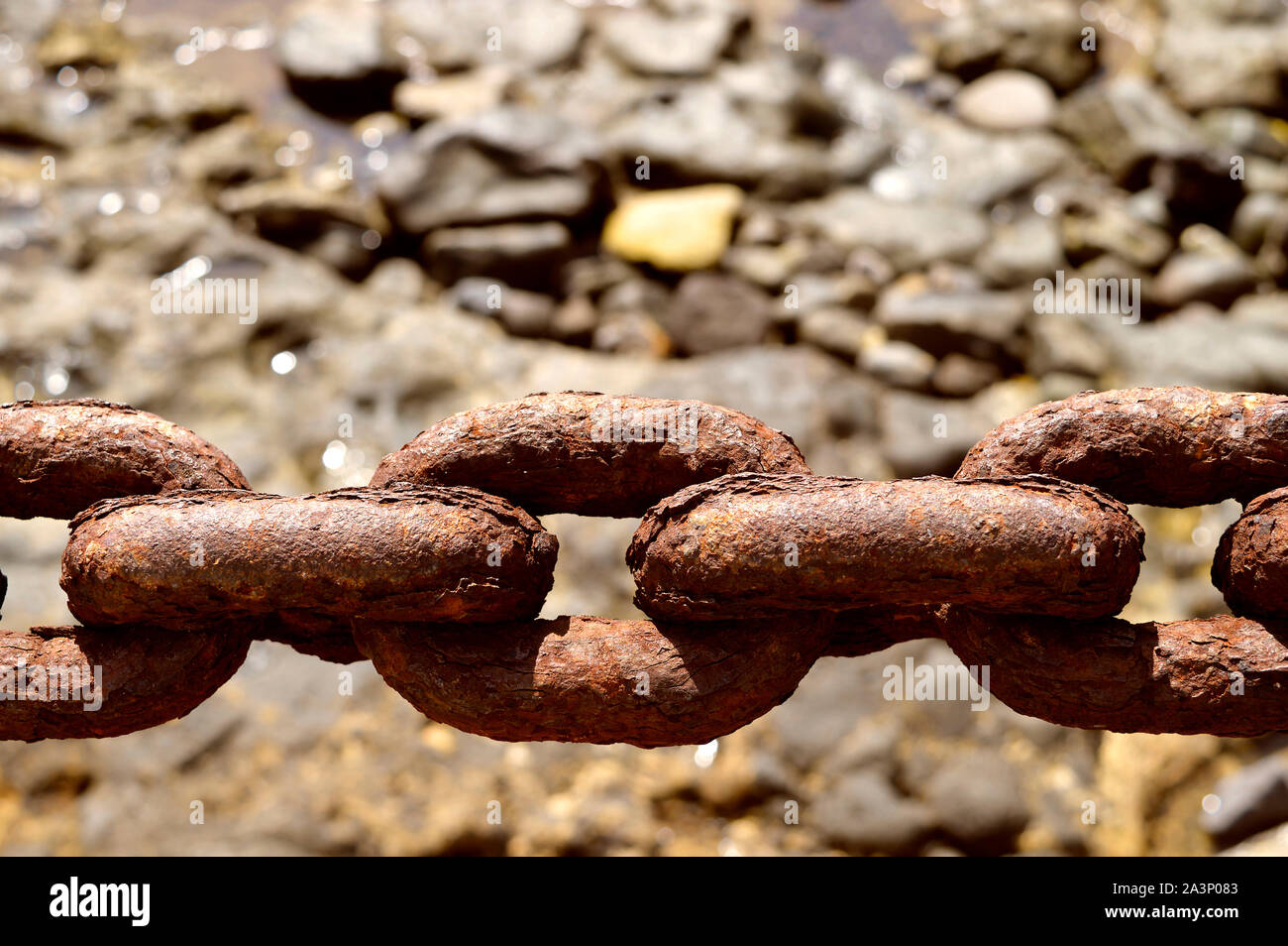 https://c8.alamy.com/comp/2A3P083/heavy-rust-on-the-links-of-a-chain-in-playa-blanca-lanzarote-2A3P083.jpg
