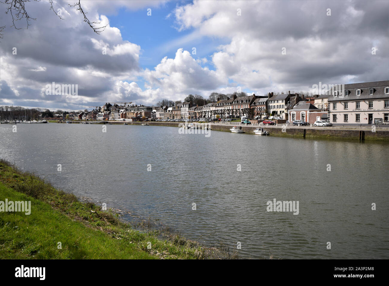 Le port de plaisance de Saint Valery sur Somme, les bateaux moteur et les voiliers accostés. Stock Photo