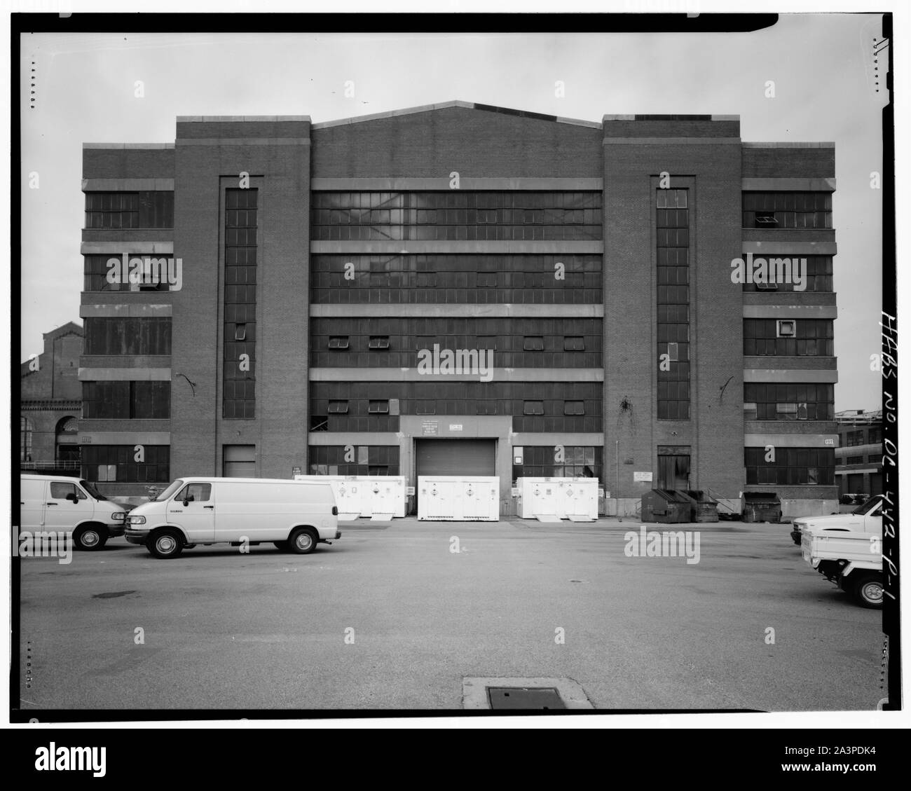 South (front) elevation, looking north - Navy Yard, Building No. 197, Tingey Street, Washington, District of Columbia, DC English: South (front) elevation, looking north - Navy Yard, Building No. 197, Tingey Street, Washington, District of Columbia, DC Stock Photo