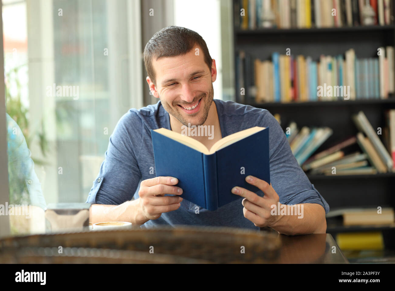 книга читатель. читатель держать. чтение г. Book chapter. книга для мальчиков.