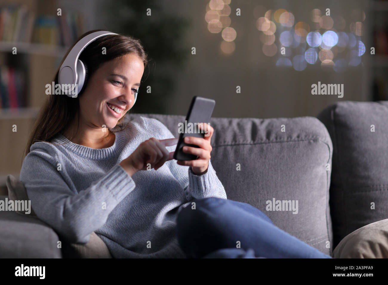 You listen to music using the. Девушка в наушниках. Friends listening to music. Человек в наушниках. Девушка в наушниках лежит.