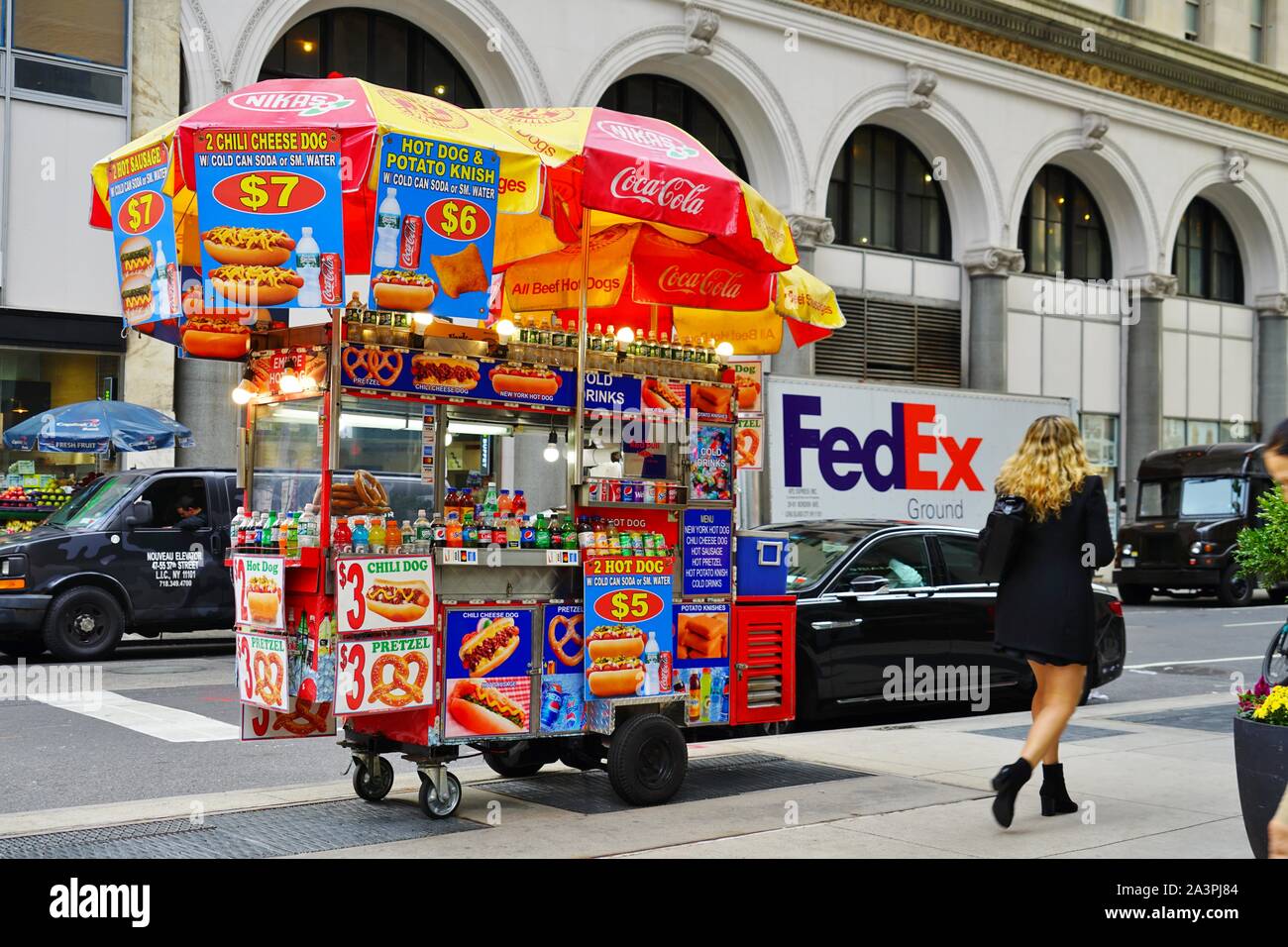 Pretzel cart hi-res stock photography and images - Alamy
