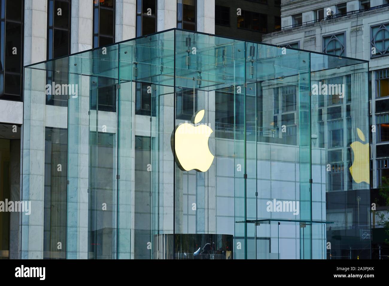 Apple Store Michigan Avenue, Chicago, IL, USA Stock Photo - Alamy