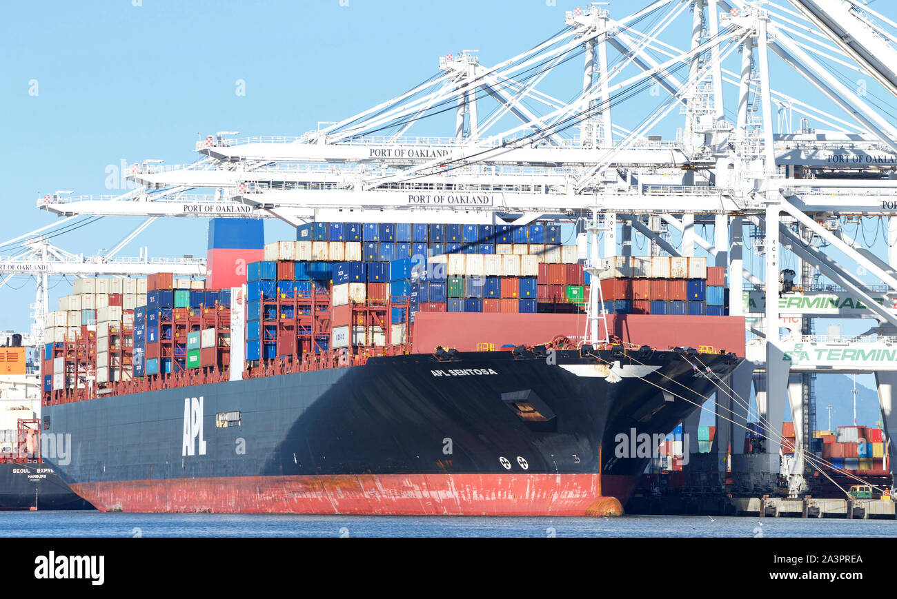 Oakland, CA - January 21, 2019: Cargo Ship APL SENTOSA loading at the Port of Oakland. American President Lines (APL) is the worlds 7th largest contai Stock Photo