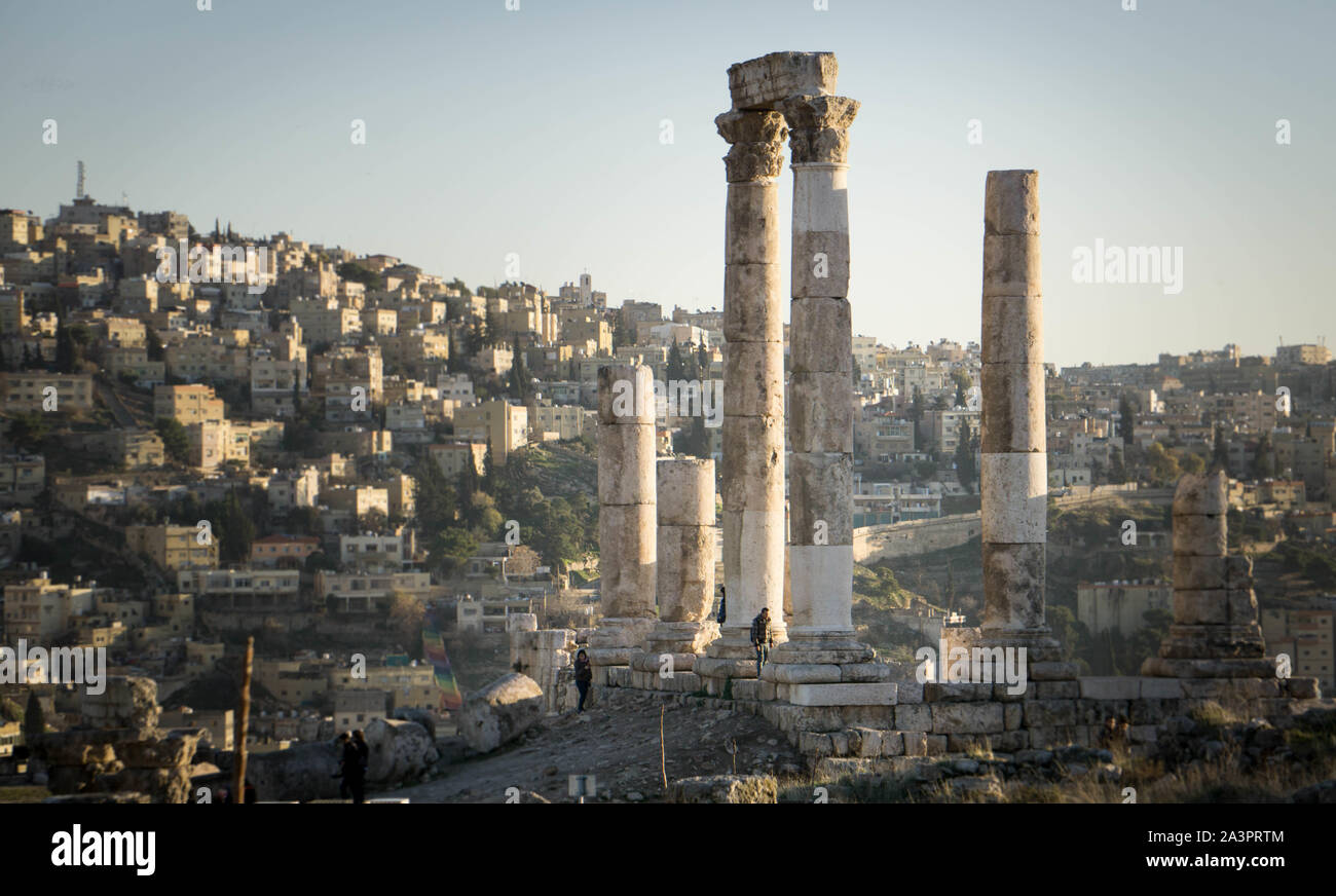 The Temple of Hercules towers over the urban sprawl of old Amman, Jordan Stock Photo