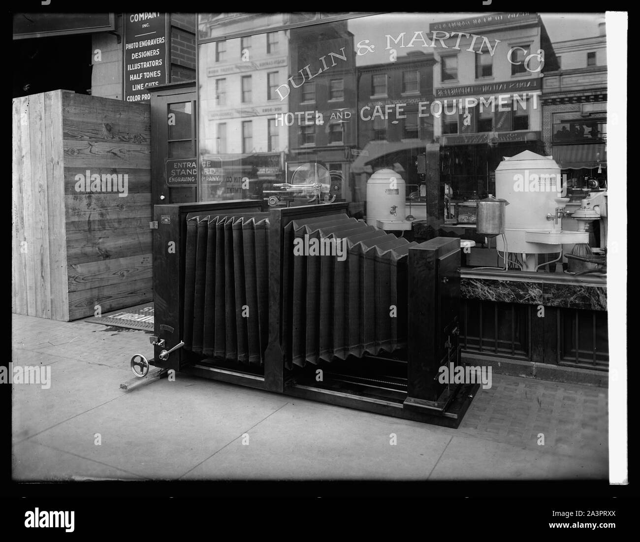 Standard Eng. Co., big camera Stock Photo Alamy