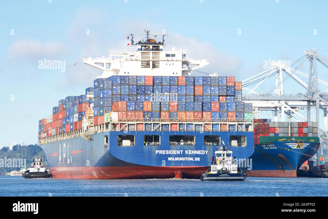Oakland, CA - February 05, 2019: Cargo Ship PRESIDENT KENNEDY departing the Port of Oakland. American President Lines (APL) is the worlds 7th largest Stock Photo