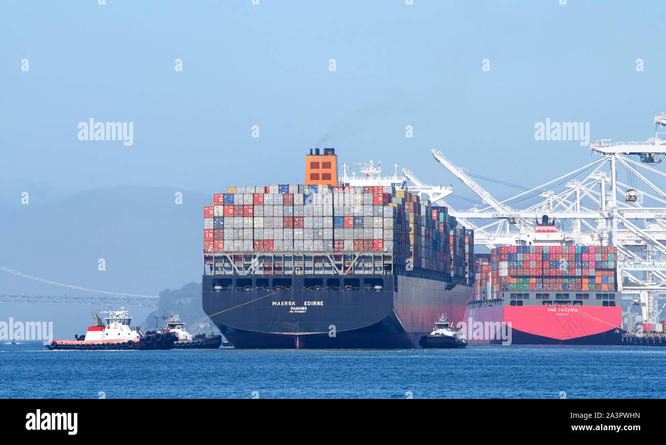 Oakland, CA April 25, 2019 Cargo Ship MAERSK EDIRNE maneuving into