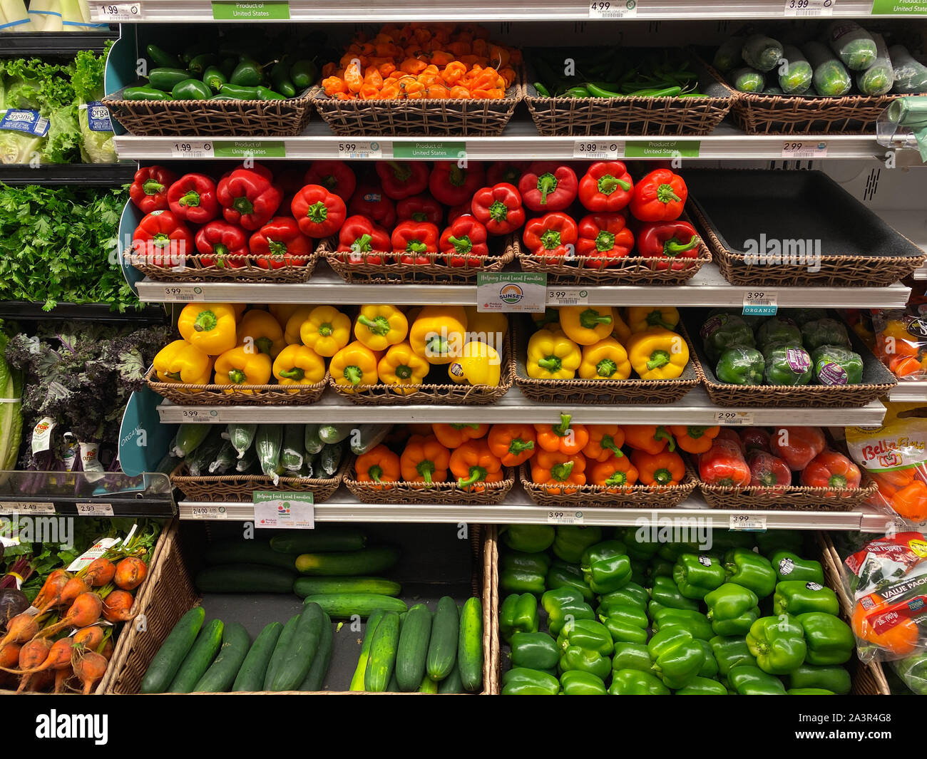 https://c8.alamy.com/comp/2A3R4G8/orlandoflusa-10819-the-fresh-produce-aisle-of-a-grocery-store-with-colorful-fresh-fruits-and-vegetables-ready-to-be-purchased-by-consumers-2A3R4G8.jpg