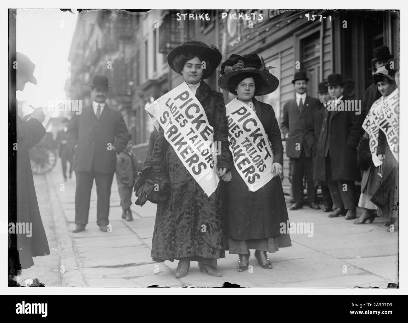 Strike pickets hires stock photography and images Alamy