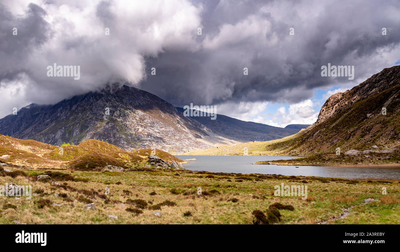 Llyn Idwal lake and mountains, Snowdonia, North Wales Stock Photo