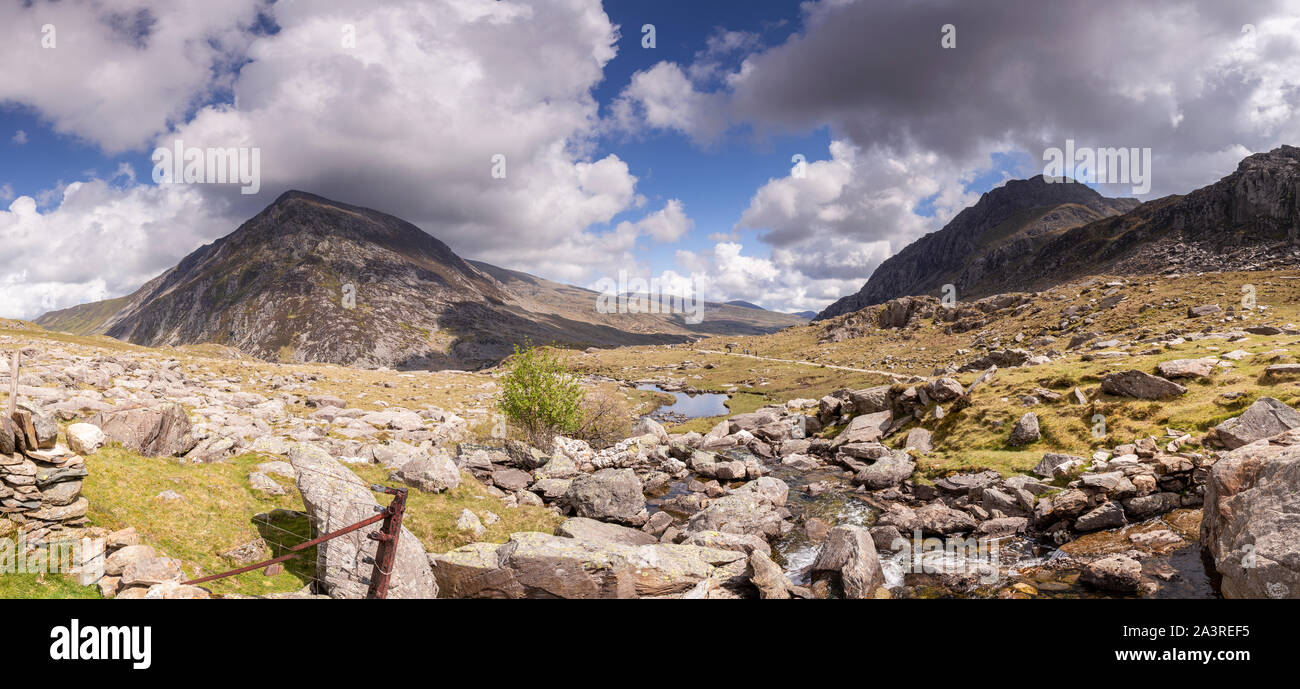 Pen yr Ole Wen and Tryfan mountains from Llyn Idwal, Snowdonia, North Wales Stock Photo