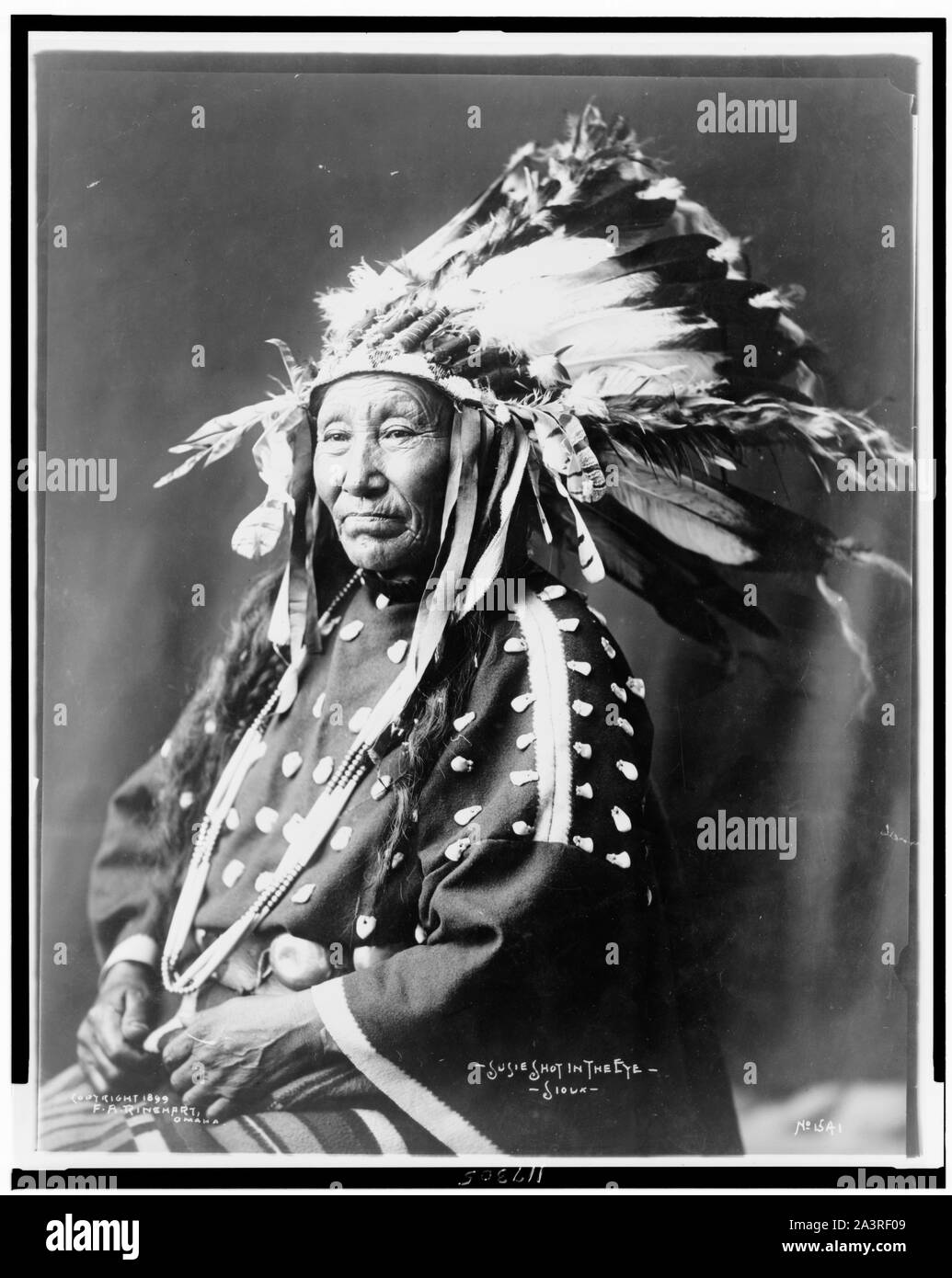 Sioux indian woman Black and White Stock Photos & Images - Alamy
