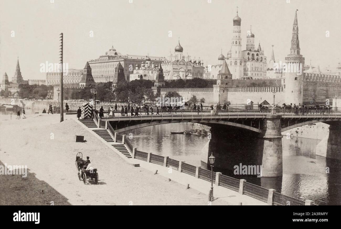 Moskvoretsky Bridge (old) is a bridge that spans the Moskva River in Moscow, Russia, immediately east of the Kremlin. The bridge connects Red Square w Stock Photo