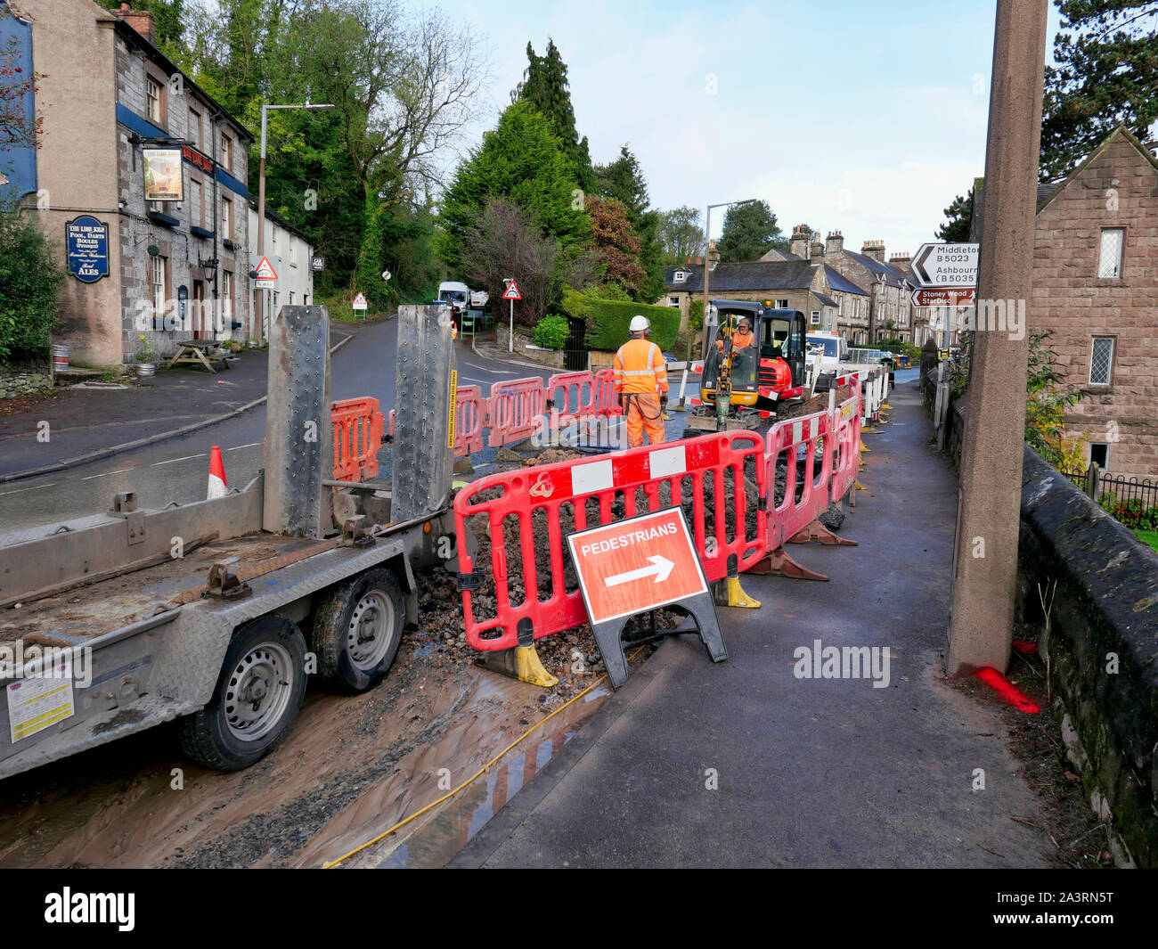 UK NEWS: Cadent Gas & Severn Trent Water engineers working to fix the gas & waster supply to Wirksworth, Derbyshire as it was cut off to 1500 homes when a burst water mains flooded the gas supply system Stock Photo