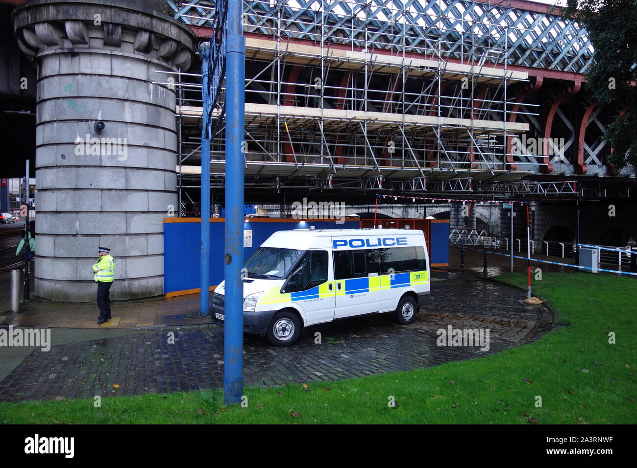 Glasgow, UK, 10th October 2019 : Police investigates an overnight incident reported in vicinity of the Glasgow Bridge near Clyde. Credit: Pawel Pietraszewski / Alamy Live News Stock Photo