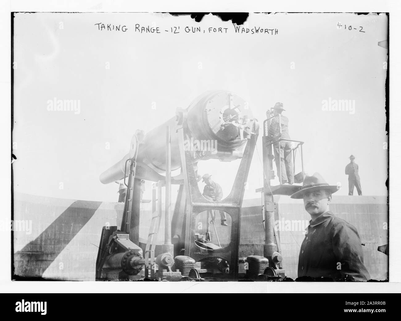 Taking range 12' gun, Fort Wadsworth Stock Photo Alamy