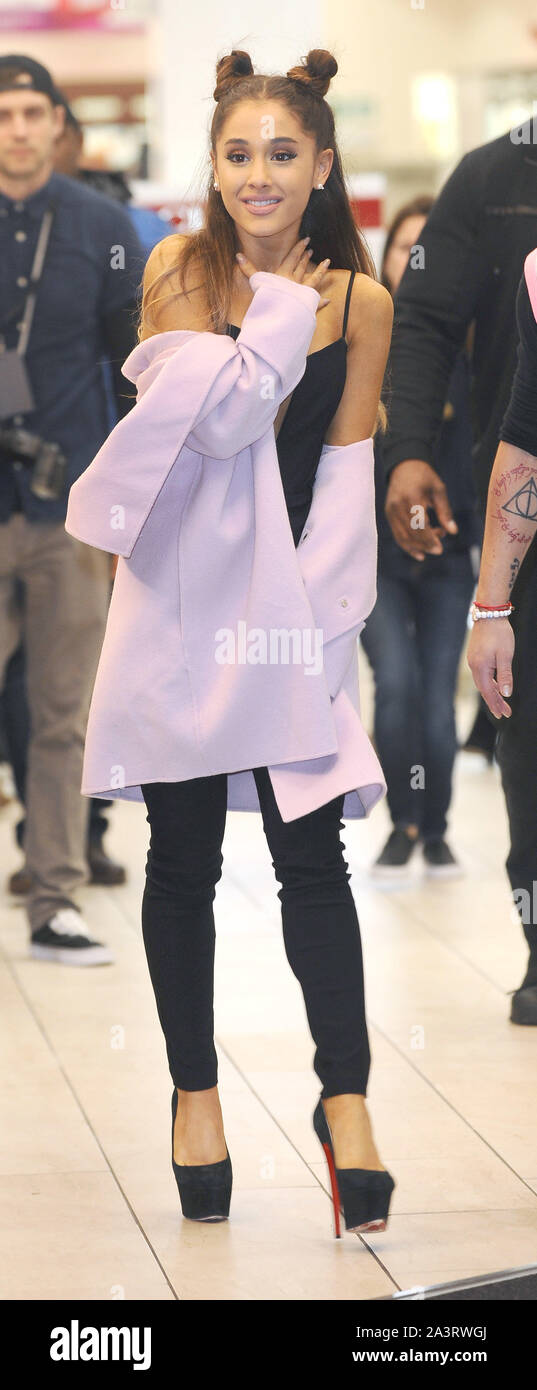 Photo Must Be Credited ©Kate Green/Alpha Press 079965 04/11/2015 Ariana  Grande at Boots in Piccadilly Circus London to support the launch of her  debut fragrance Ari Stock Photo - Alamy