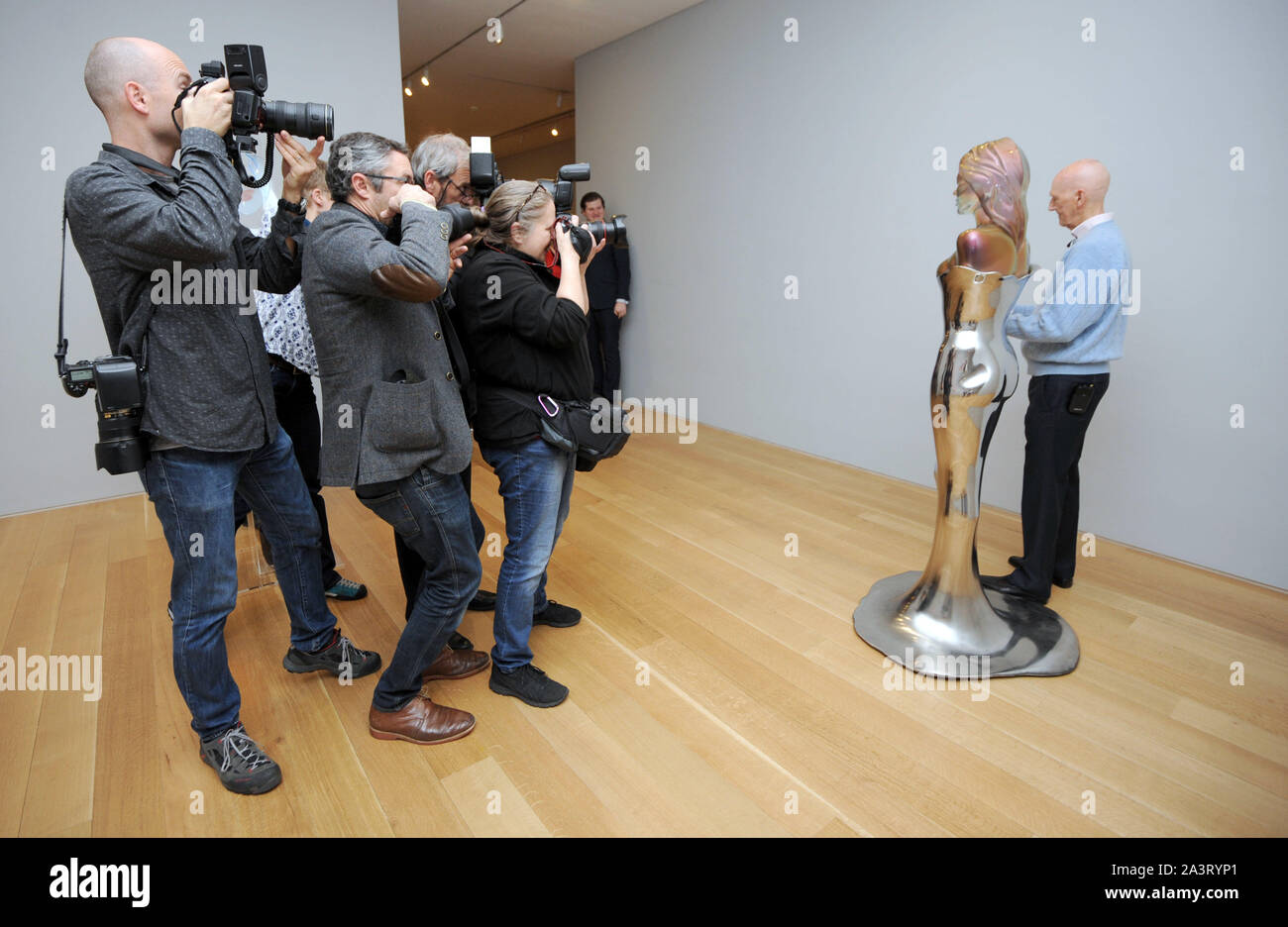 Photo Must Be Credited ©Kate Green/Alpha Press 079965 24/11/2015 Allen Jones with his sculpture of Kate Moss titled A Model Model at his Exhibition Press Preview at Marlborough Fine Art in London Stock Photo