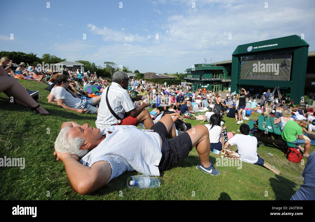 Photo Must Be Credited ©Kate Green/Alpha Press 079819  01/07/2015 Hottest day of the year at the Wimbledon Tennis Championships 2015 in London Stock Photo