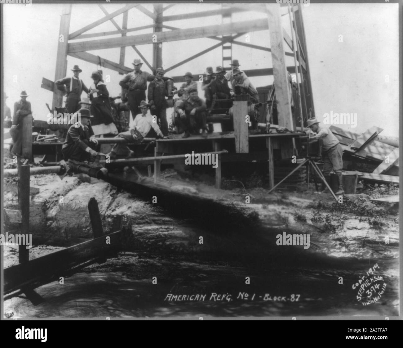 Texas oil wells American Ref'g. No. 1 Block 87 Stock Photo Alamy