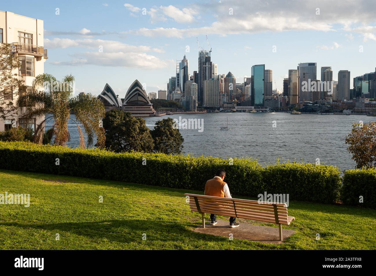 22.09.2019, Sydney, New South Wales, Australia - View from a park at the waterfront in Kirribilli of the city skyline with central business district. Stock Photo