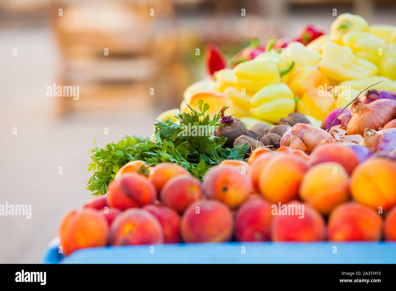 Fruits and vegetables at a farmers market Stock Photo - Alamy