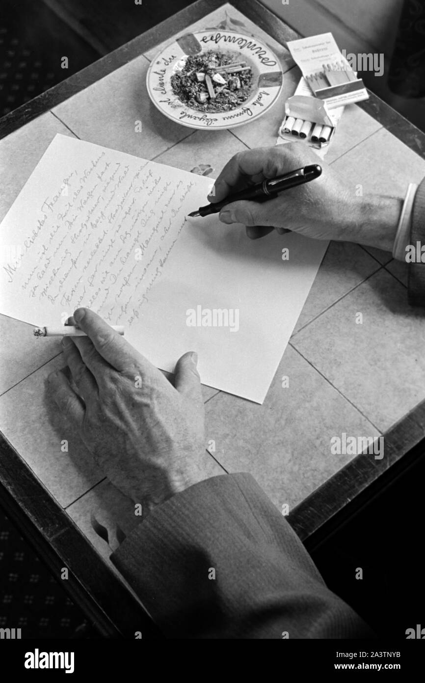 Älterer Mann schreibt einen Brief, Schleswig-Holstein, Deutschland, 1960er Jahre. Senior man writes a letter, Schleswig-Holstein, Germany, 1960s. Stock Photo