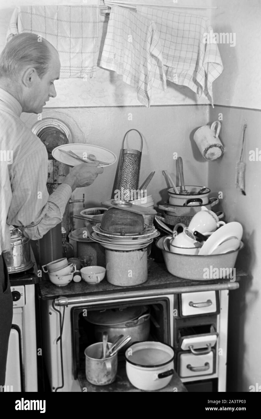 Fotograf Erich Andres vor Geschirrberg, Schleswig-Holstein, Deutschland, 1960er Jahre. Photographer Erich Andres in front of dishes, Schleswig-Holstein, Germany, 1960s. Stock Photo