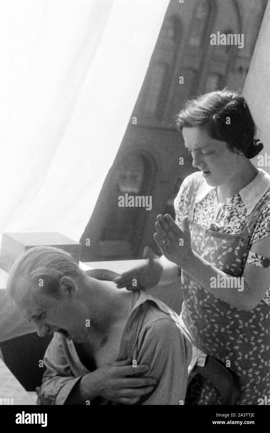 Erich Andres wird von Anna massiert, Marne, 1936. Erich Andres being massaged by Anna in Marne, 1936. Stock Photo