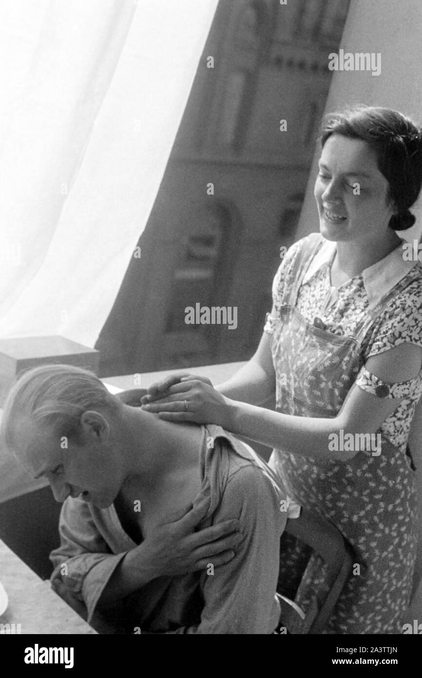 Erich Andres wird von Anna massiert, Marne, 1936. Erich Andres being massaged by Anna in Marne, 1936. Stock Photo