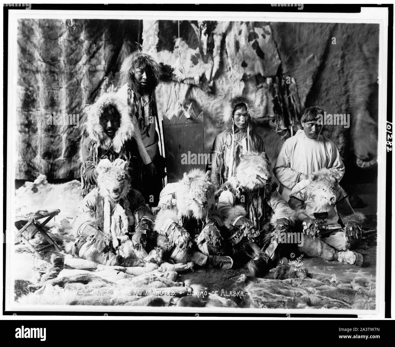 Alaska native art Cut Out Stock Images \u0026 Pictures - Alamy, image size:1300x1143