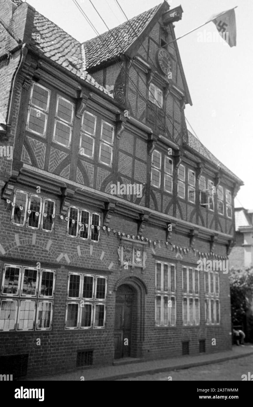 Gebäude mit Hakenkreuzflagge, Marne in Schleswig-Holstein, 1936. Building with swastika flag, Marne in Schleswig-Holstein, 1936. Stock Photo