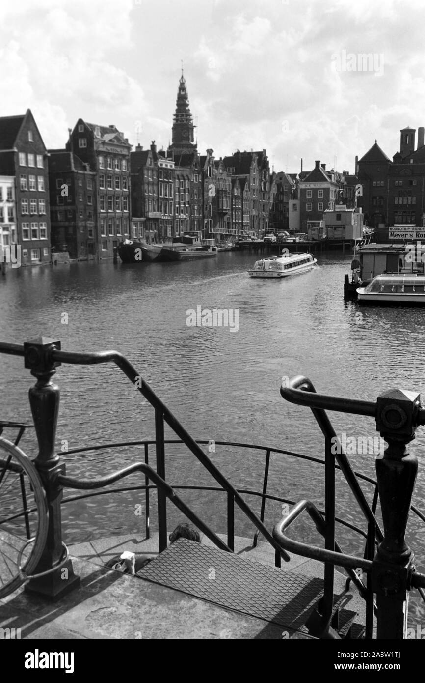 Blick auf eine der zahlreichen Grachten in Amsterdam, Niederlande 1971. View to one of the countless town canals of Amsterdam, The Netherlands 1971. Stock Photo