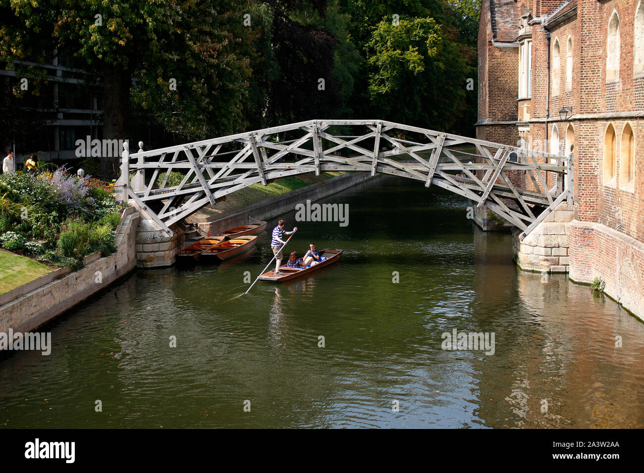 Mathematical Bridge, Punting with a boat on Cam River, Cambridge, England (nur fuer redaktionelle Verwendung. Keine Werbung. Referenzdatenbank: http:/ Stock Photo