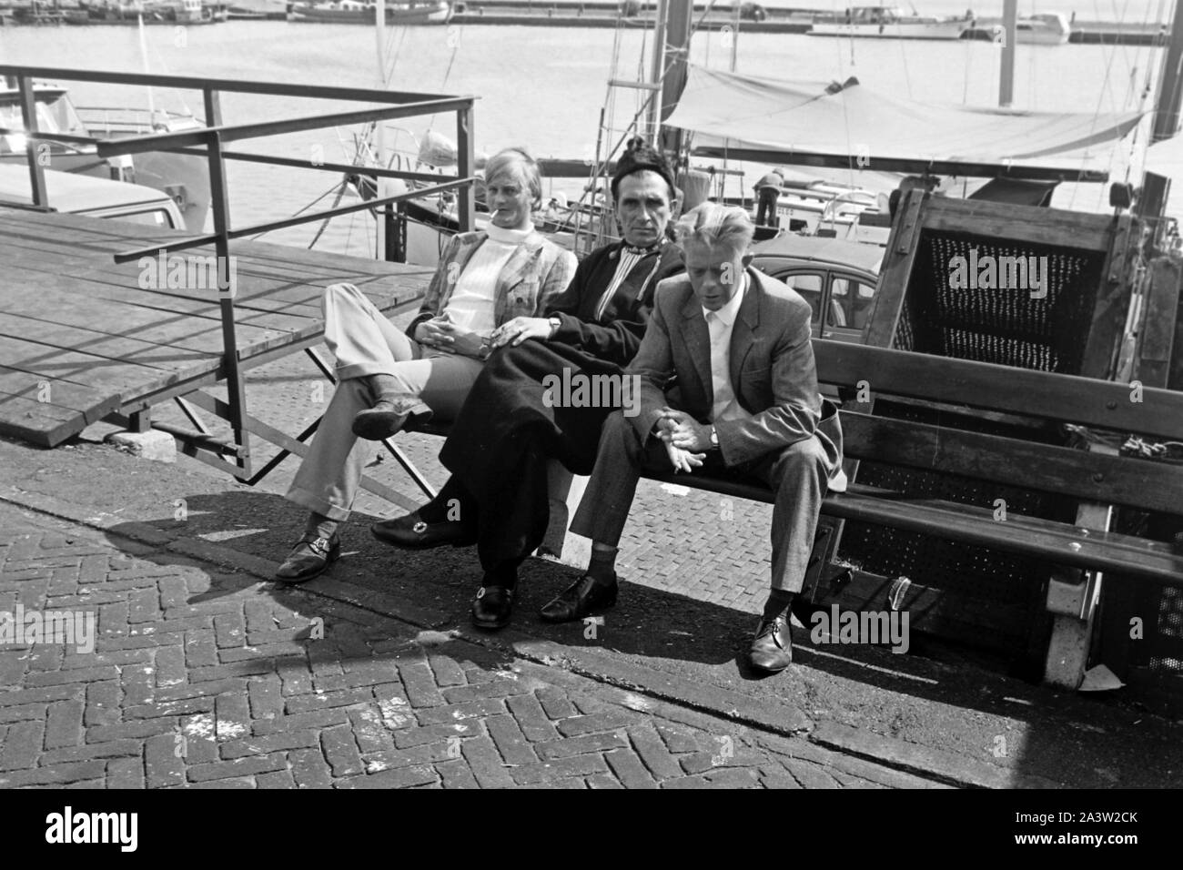 Drei Männer sitzen im Hafen von Volendam, Niederlande 1971. Three men sitting at the harbor of Volendam, The Netherlands 1971. Stock Photo
