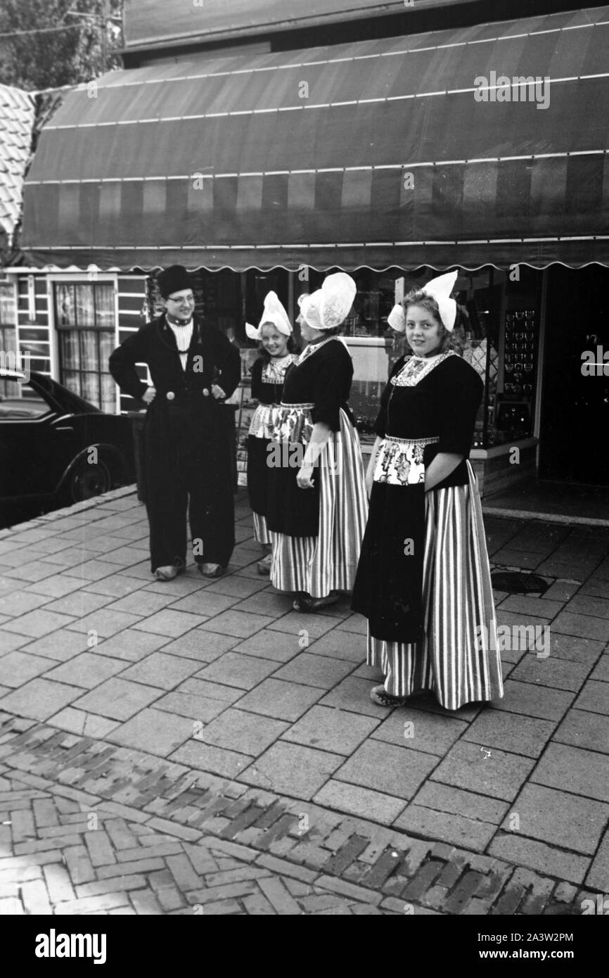 Familie in landestypischer Tracht in Monnickendam, Niederlande 1971. Family wearing typical array in the streets of Monnickendam, The Netherlands 1971. Stock Photo
