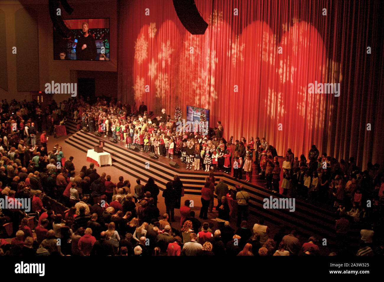 Lynchburg, VA, USA. Children on the stage at Thomas Road Baptist Church for Christmas event. Stock Photo