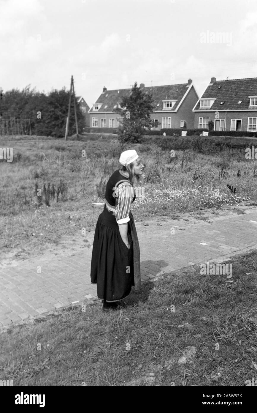 Frau in Tracht auf der Insel Marken, Niederlande 1971. Woman wearing typical array at Marken island, The Netherlands 1971. Stock Photo